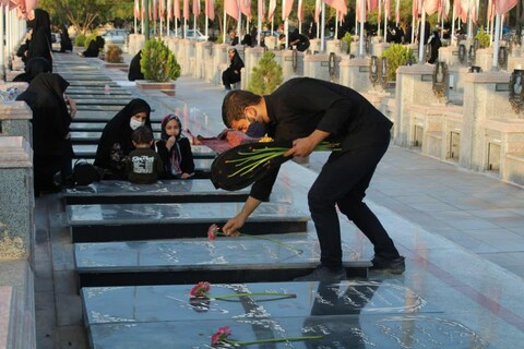 عطرافشانی و غبارروبی گلزار شهدای کاشان 