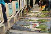تصاویر/ عطرافشانی و گلباران قبور پاک شهدای هشت سال دفاع مقدس در اصفهان
