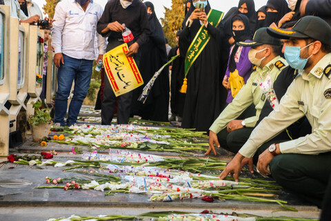تصاویر/ عطر افشانی و گلباران قبور پاک شهدای هشت سال دفاع مقدس دراصفهان