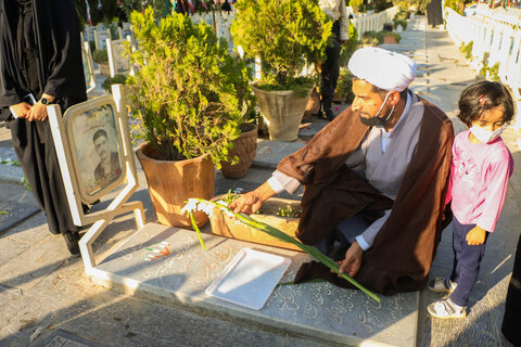 تصاویر/ عطر افشانی و گلباران قبور پاک شهدای هشت سال دفاع مقدس دراصفهان