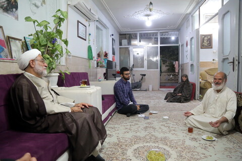 تصاویر / عیادت قائم مقام مدیرحوزه های علمیه از خانواده شهید سید علی زمانی