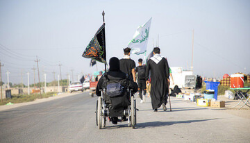 تصاویر/ حال و هوای زائران اربعین حسینی در مسیر کربلای معلی