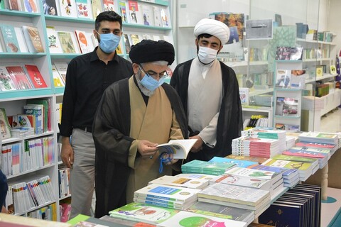 تصاویر/ بازدید نماینده ولی فقیه در آذربایجان غربی  از نمایشگاه دائمی پاتوق کتاب ارومیه