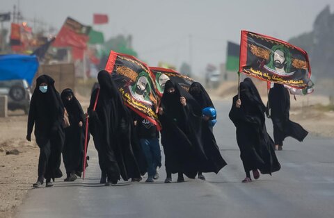 پیاده روی زائران اربعین حسینی در مسیر کربلای معلی