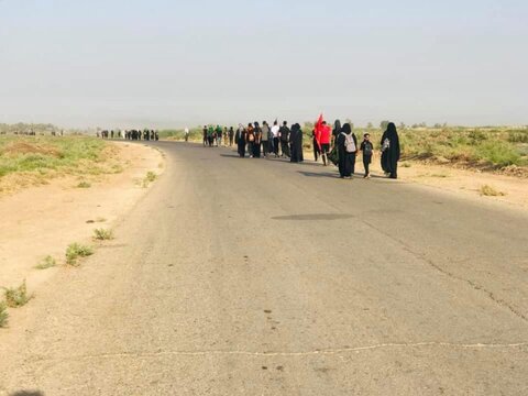 پیاده روی زائران اربعین حسینی در مسیر کربلای معلی