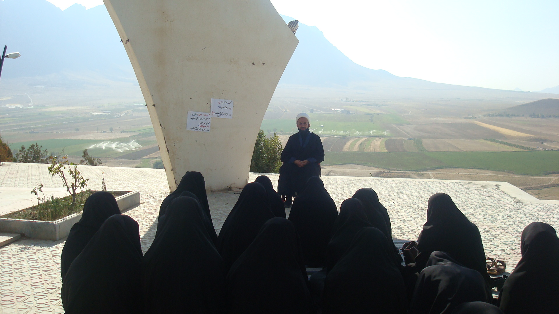 زن کانون تربیت خانواده است