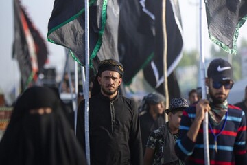 فیلم | سلفی زائران عراقی از مسیر پیاده‌روی اربعین