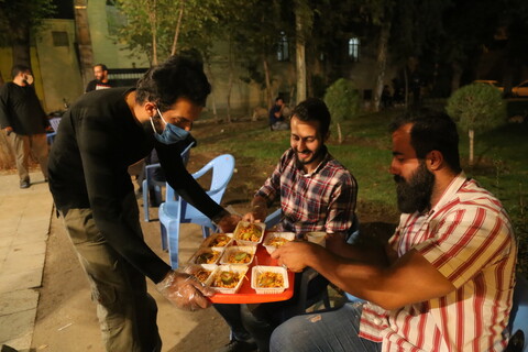 تصاویر / ایستگاه صلواتی در شب اربعین حسینی در بیت آیت الله شاه آبادی