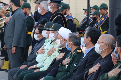 تصاویر| بر افراشته شدن پرچم حرم سید الشهدا(ع) بر فراز بین الحرمین شیراز