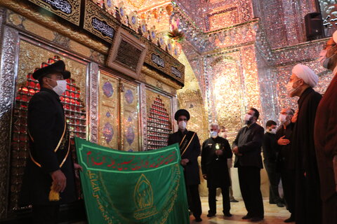 تصاویر| لاله گردانی خدام حرم مطهر شاهچراغ و سید علاءالدین حسین(ع) در بین الحرمین شیراز