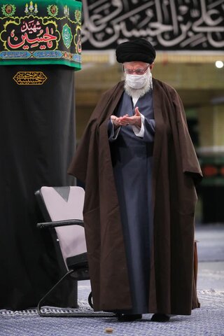 تصویری ویژه از رهبر انقلاب در حال اقامه نماز پس از قرائت زیارت اربعین