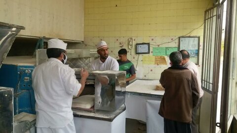 تصاویر|پخت نان رایگان به نیت اربعین به همت گروه جهادی «من القلوب» مدرسه علمیه امام صادق (ع) بیجار