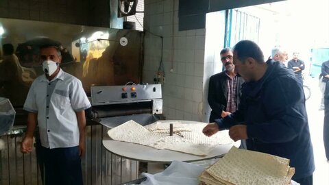 تصاویر|پخت نان رایگان به نیت اربعین به همت گروه جهادی «من القلوب» مدرسه علمیه امام صادق (ع) بیجار