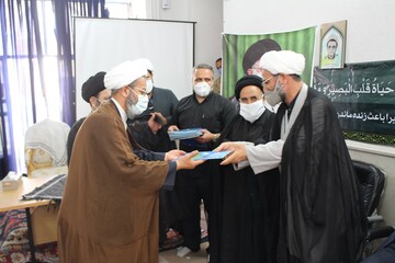 تصاویر/ تجلیل از طلاب جبهه مبارزه با کرونا و پیشکسوتان روحانی عرصه جهاد و شهادت سمنان