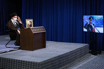 سروصدای اراذل مسلط بر آمریکا ذهن کسی را مشغول نکند علاج همه مشکلات در داخل است/ ترسوها حق ندارند اسم عقلانیت را بیاورند