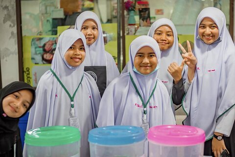 کمک هزینه تحصیلی مدرسه اسلامی بانکوک به دانش آموزان یتیم