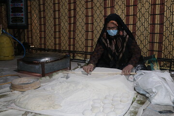 تصاویر/ پخت نان محلی توسط ۲ مادر شهید مدافع حرم و دفاع مقدس در موکب عشایری