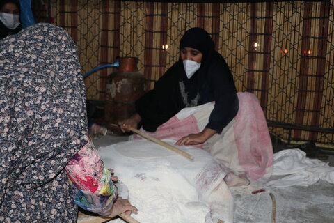 تصاویر| پخت نان محلی توسط 2 مادر شهید مدافع حرم و دفاع مقدس در موکب عشایری