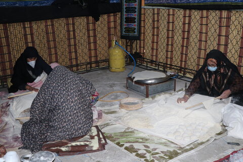 تصاویر| پخت نان محلی توسط 2 مادر شهید مدافع حرم و دفاع مقدس در موکب عشایری