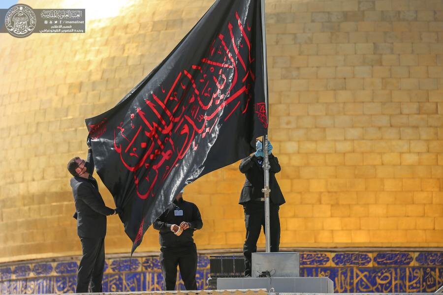 بالصور/ العتبة العلوية ترفع راية (يا سيد الأنبياء والمرسلين) مع استمرار توافد الزائرين لإحياء زيارة وفاة النبي الأكرم(ص)