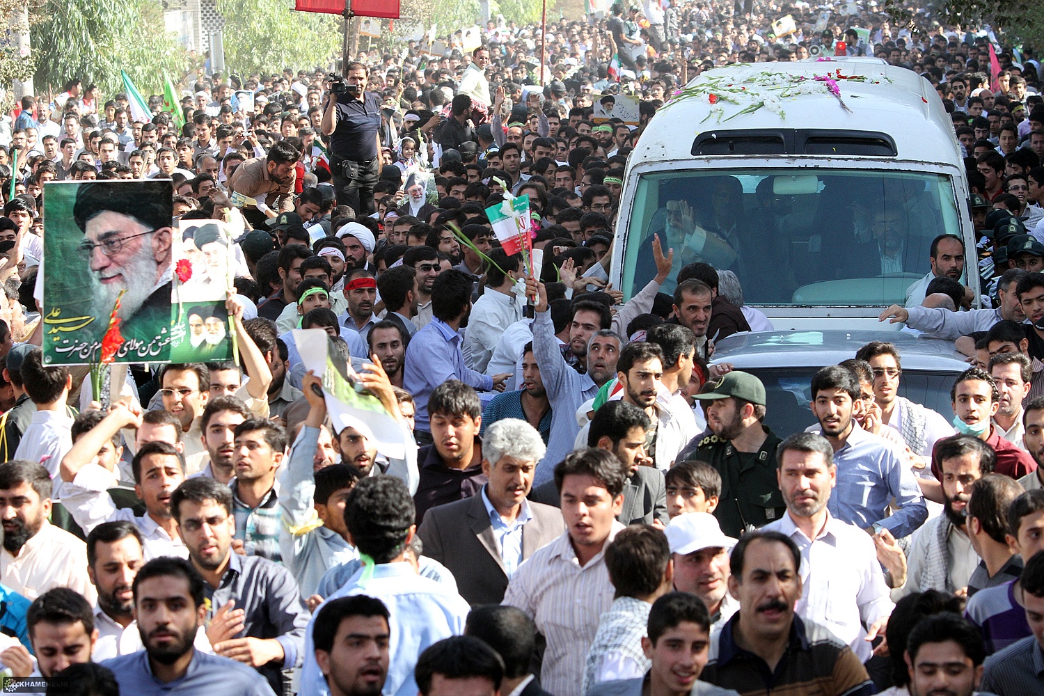 بازنشر | کلیپی از  استقبال مردم قم از رهبر معظم انقلاب 27 مهر 89