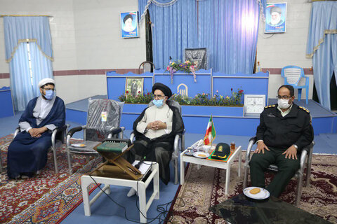 تصاویر/دیدار دو جانبه کارکنان نیروی انتظامی و امام جمعه ابرکوه در هفته ناجا