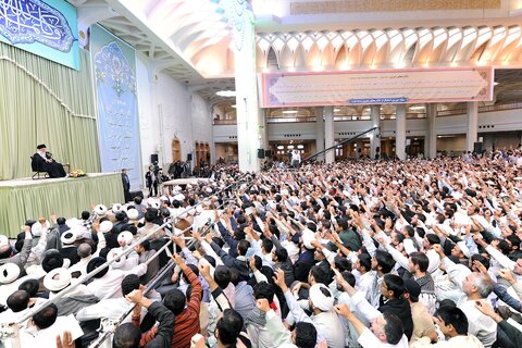 بازنشر/ تصاویر دیدار هزاران نفر از طلاب غیر ایرانی با رهبر معظم انقلاب ۳ آبان ۸۹