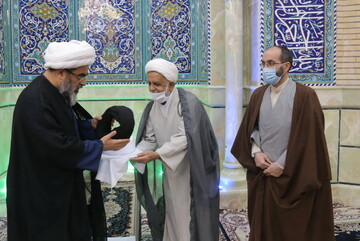 مراسم جشن و عمامه گذاری در مرکز فقهی ائمه اطهار(ع) برگزار شد