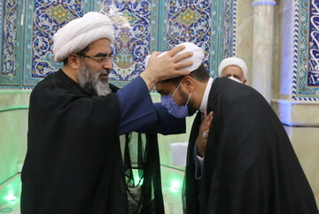 تصاویر / عمامه گذاری طلاب در مرکز فقهی ائمه اطهار(ع)