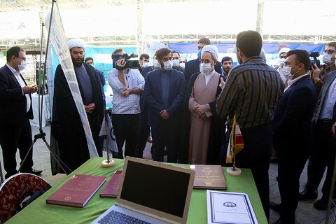 بازدید آیت الله اعرافی از نمایشگاه هوش مصنوعی و علوم اسلامی