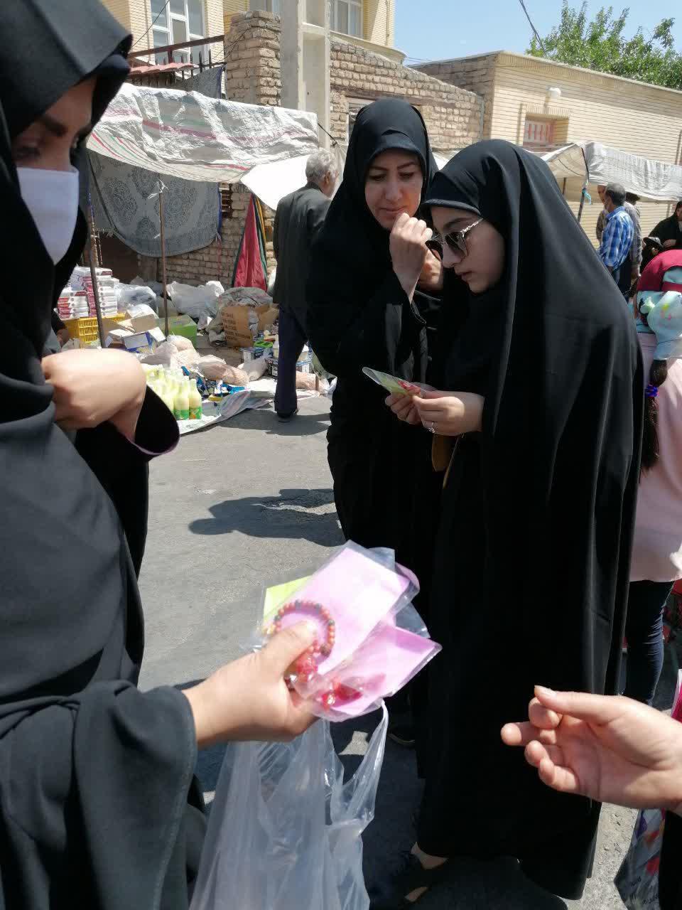 بانوان طلبه شبستری بسته های فرهنگی توزیع کردند