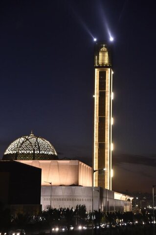 اقامه نماز در بزرگترین مسجد آفریقا و سومین مسجد بزرگ جهان