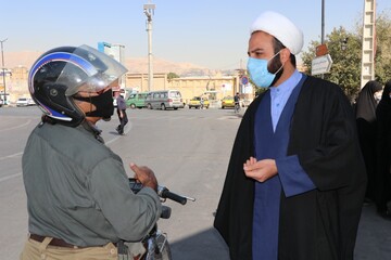 تصاویر| حضور طلاب و روحانیون قرارگاه تبلیغی عمار در ایستگاه تذکر لسانی و توزیع ماسک سطح شهر شیراز