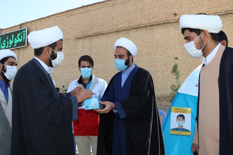 تصاویر| حضور طلاب و روحانیون در ایستگاه تذکر لسانی و توزیع ماسک سطح شهر شیراز