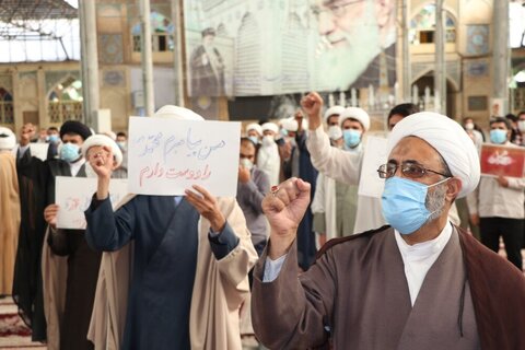 بالصور/ وقفة احتجاجية لطلاب وعلماء الحوزات العلمية في إيران تنديدا بالاساءة إلى النبي الأكرم (ص)