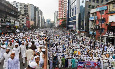حضور هزاران بنگلادشی در تظاهرات علیه اهانت به پیامبر اکرم (ص)