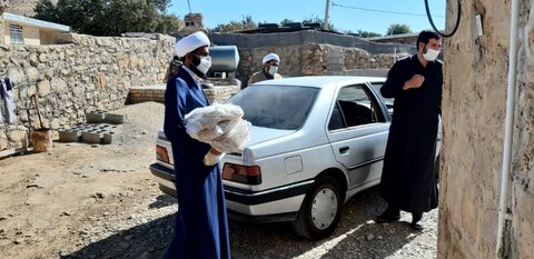 تصاویر| توزیع 2500 قرص نان و 300 بسته آموزشی از سوی طلاب قرارگاه عمار منصوریه