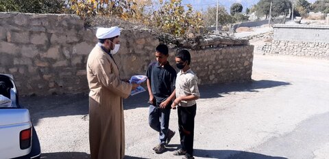 تصاویر| توزیع 2500 قرص نان و 300 بسته آموزشی از سوی طلاب قرارگاه عمار منصوریه