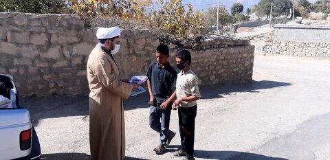 بالصور/ توزيع مساعدات غذائية وتعليمية من قبل طلاب مقر "عمار المنصورية" في شيراز