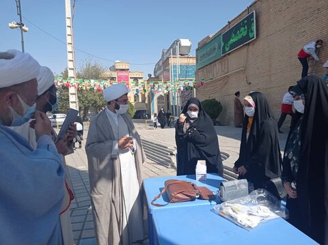 تصاویر| بازدید مدیر حوزه علمیه فارس از ایستگاه جهادی طلاب در توزیع ماسک و تذکر لسانی