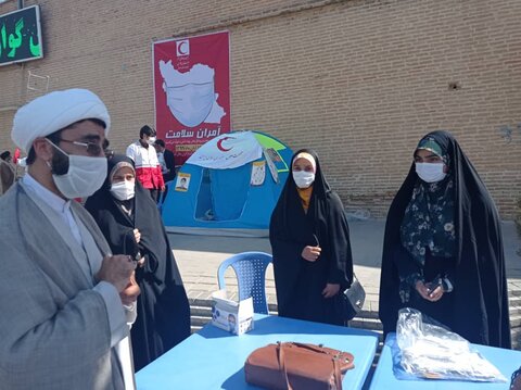 تصاویر| بازدید مدیر حوزه علمیه فارس از ایستگاه جهادی طلاب در توزیع ماسک و تذکر لسانی