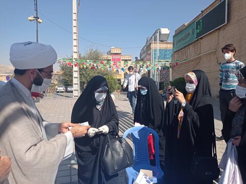 تصاویر| بازدید مدیر حوزه علمیه فارس از ایستگاه جهادی طلاب در توزیع ماسک و تذکر لسانی