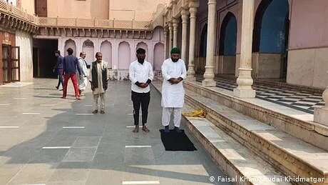 مندر کے احاطے میں نماز ادا کرنے پر گرفتاری