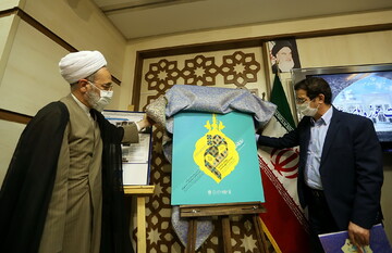 از سایت انگلیسی شهرداری قم،کتاب روایت انقلاب و پوستر روز قم رونمایی شد