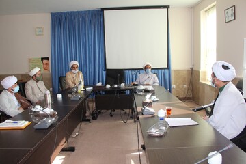 اساتید حوزه از نقش تربیتی غافل نشوند