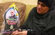 فیلم | اهدای تندیس سردار سلیمانی به خانواده شهدا در غزه