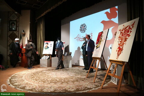 بالصور/ إزاحة الستار عن المنتجات الثقافية الفنية لمؤتمر شهداء محافظة قم المقدسة