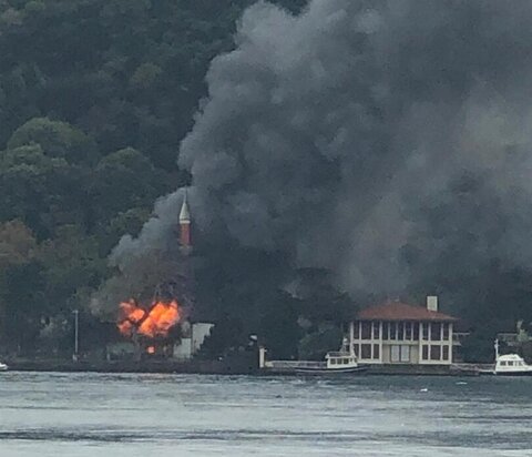آتش سوزی به مسجد تاریخی ساحلی در استانبول خسارت وارد کرد