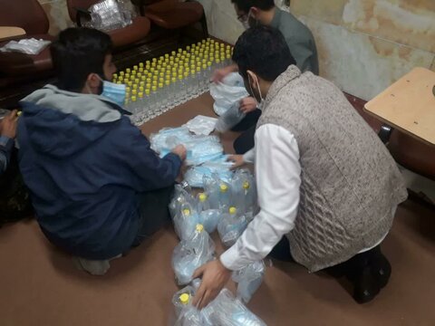 تصاویر/ توزیع بسته های بهداشتی توسط گروه جهادی «سردار دلها» مدرسه علمیه امام صادق (ع) قروه