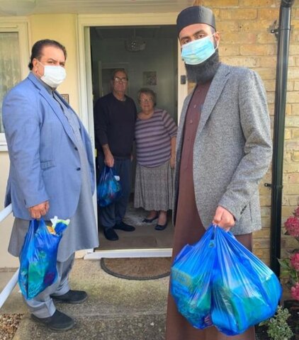 آخر هفته، امام جماعت مسجد انگلیسی به یاری سالمندان رفت